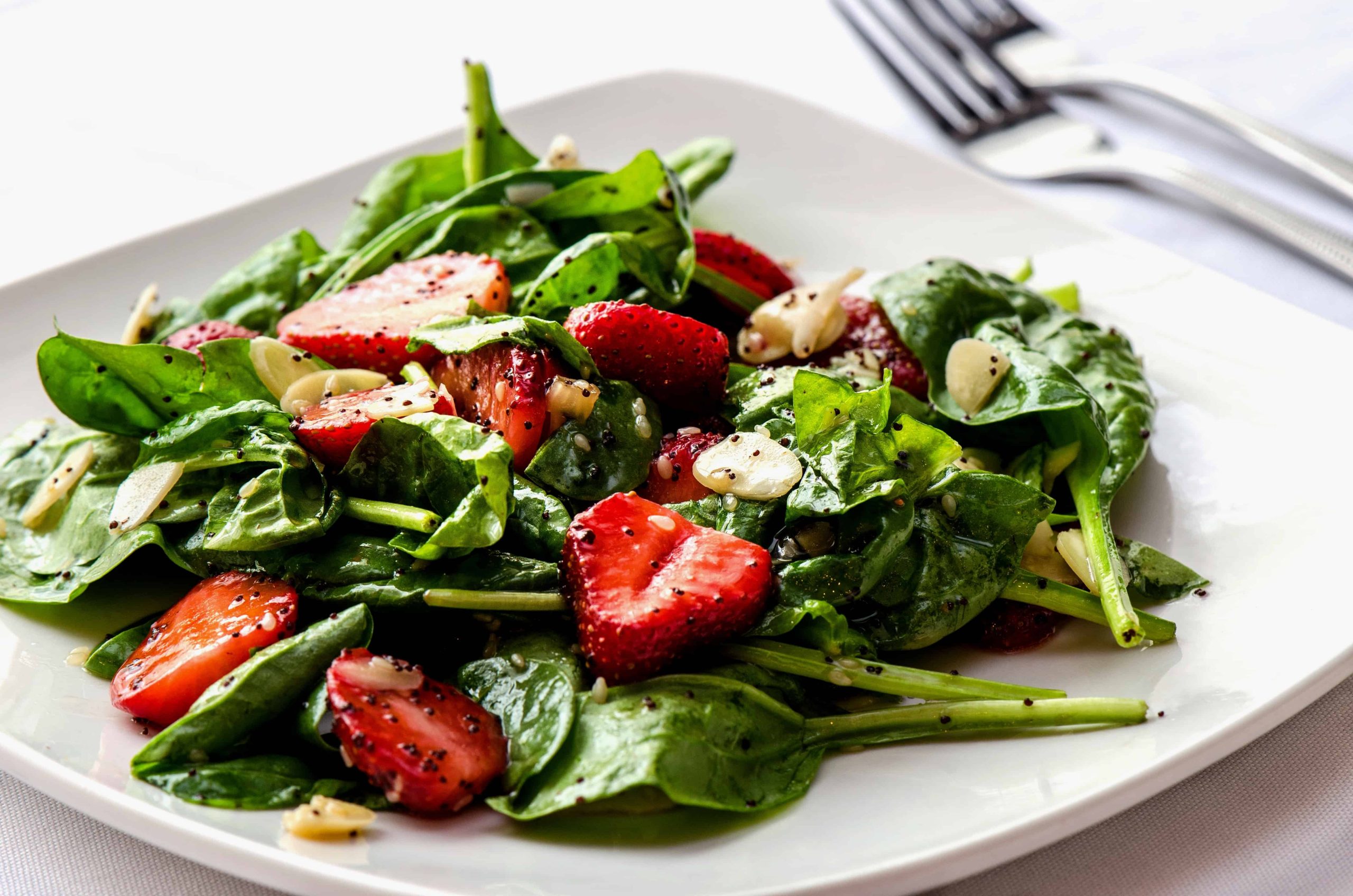 Salade épinards Fraises Pavot Et Amandes - Cabane à Sucre Constantin