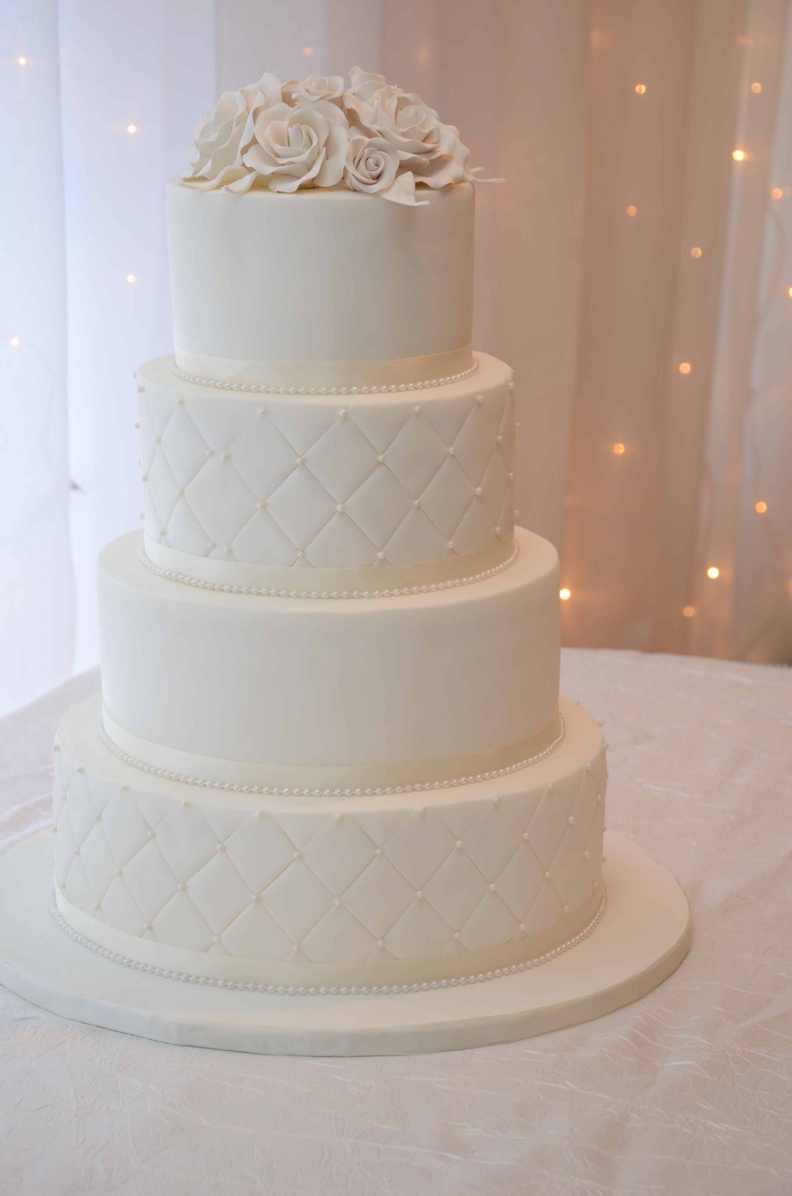 white classic cake wedding - Cabane à sucre Constantin